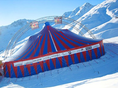Arosa, Humorfestival mit schr&auml;gem Zelt