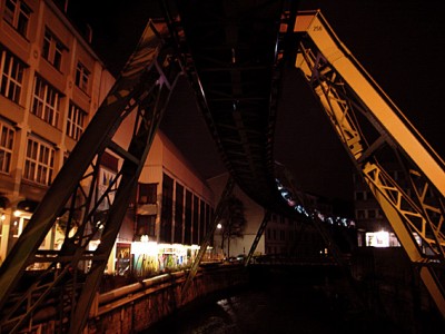 Schweben über der Wupper