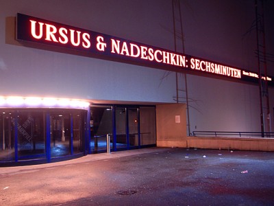 Leuchtende Werbung am Schauspielhaus Basel 