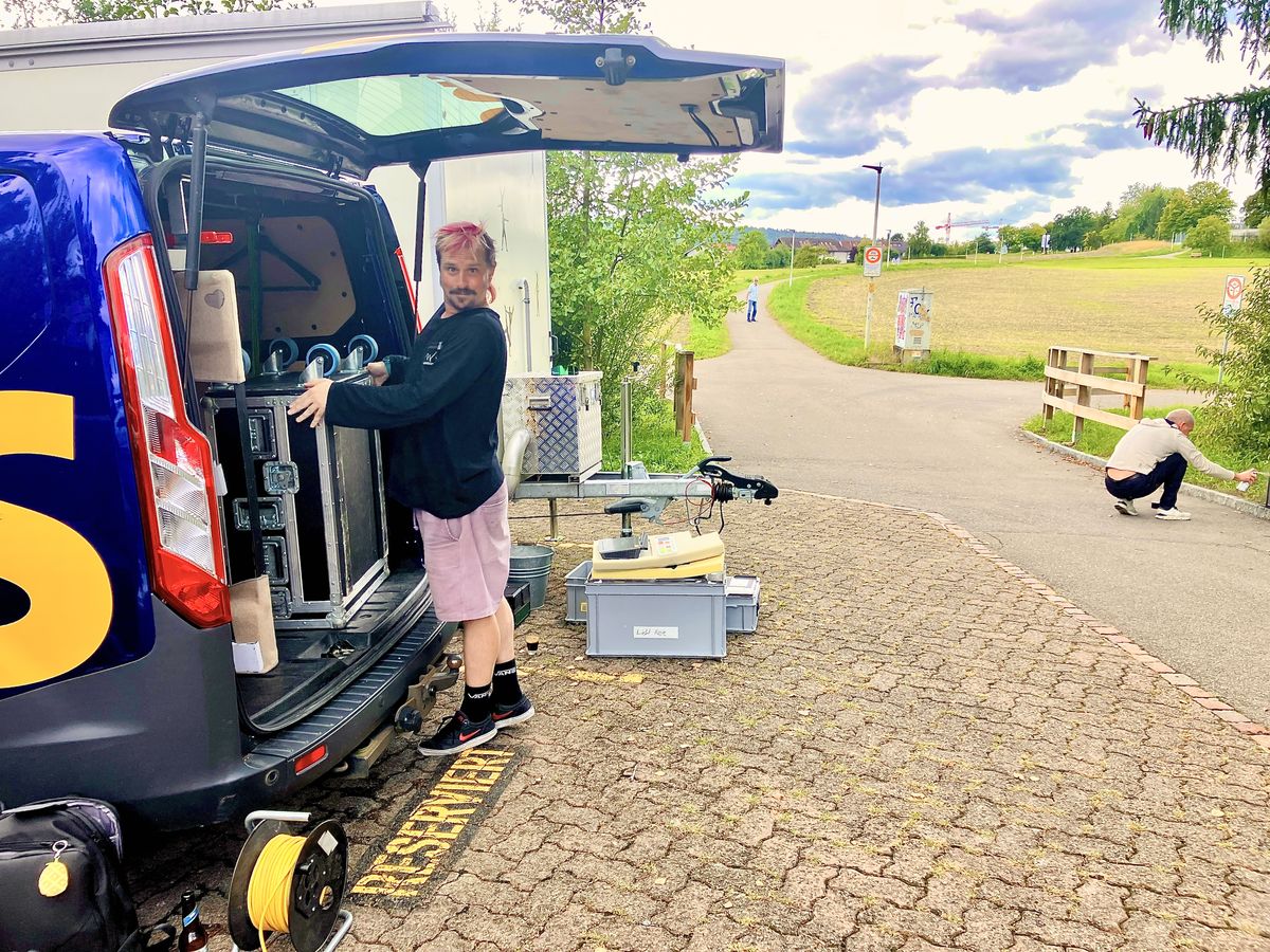 Magic-Tür-Revision auf dem Parkplatz