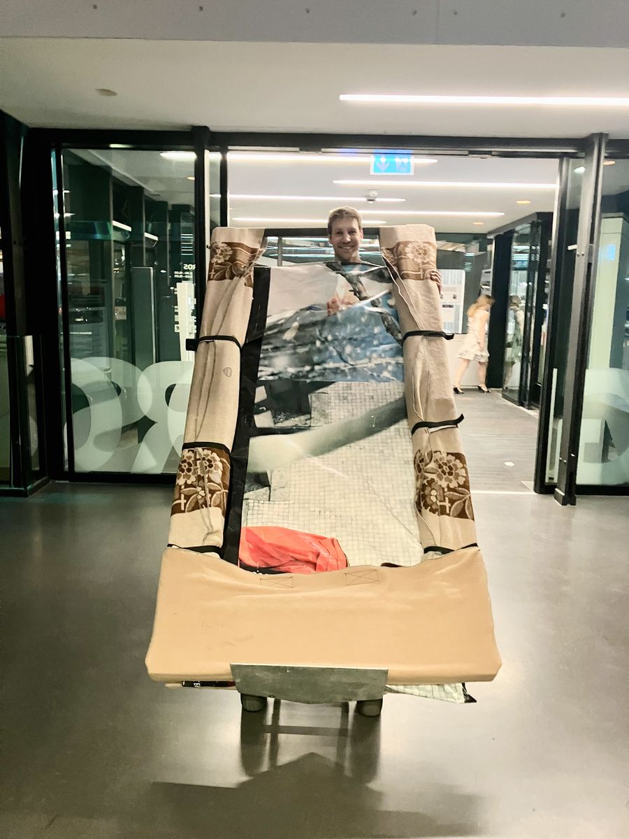 der fr&ouml;hliche Mann, der so gross ist, wie unsere verpackte Theatert&uuml;r!
