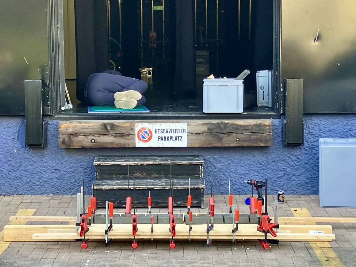 Wurfwand trocknet - Stagehand schl&auml;ft